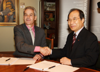 CSU Vice-Chancellor Professor Ian Goulter with Professor Lee Sang-Yoon, President of Hannam University.