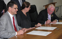 CSU Vice-Chancellor Professor Andrew Vann, TAFE NSW Riverina Institute Director Ms Kerry Penton and Wagga Wagga Mayor Councillor Kerry Pascoe sign the MoU.