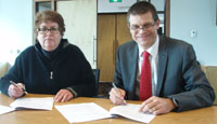 ABC's Ms Heather Forbes and CSU Vice-Chancellor Professor Andrew Vann sign the MoU.