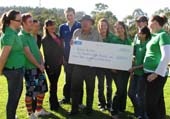 Aussie Helpers co-founder Mr Brian Egan from Charleville in Queensland accepted the cheque from CSU student leaders at Orientation 2009. 