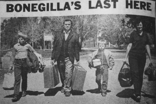 Migrants leaving Bonegilla with thier bags