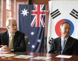 The Vice-Chancellor and President of Dongguk University, Young Kyo Oh, in Sydney with CSU President and Vice-Chancellor Professor Ian Goulter.