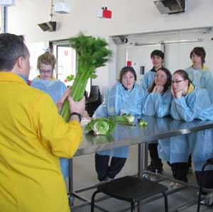 CSU's Dr John Harper talks science with Kooringal High School students. 