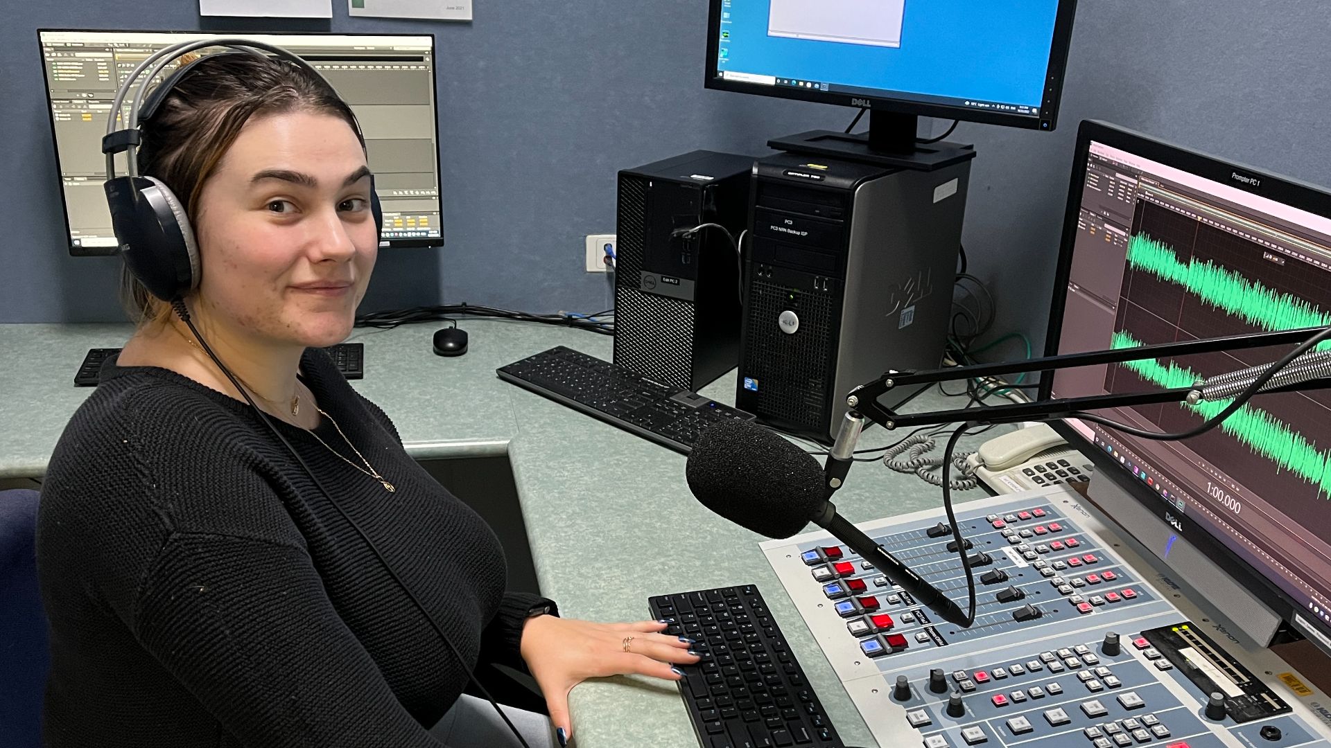 Recent graduate covers 2022 election for national community radio network