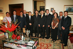 Vice-Chancellor Professor Ian Goulter (centre) with members of the Chinese delegation at the official dinner