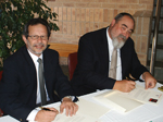 Ben Grushka from WEA Hunter and Professor Mark Burton sign the agreement in Bathurst last week.