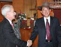 Vice-Chancellor and President of CSU Professor Ian Goulter with Dali University Chairman Mr Wang Yi at the signing of a new agreement.