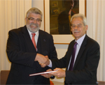 Senator Kim Carr (left) receives the Report from CSU Vice-Chanellor, Professor Ian Goulter