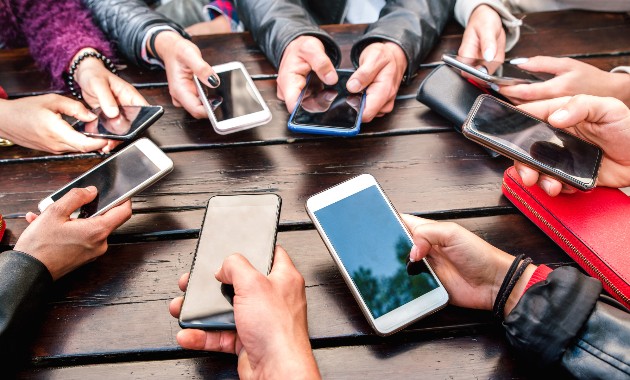‘Phubbing’: how snubbing your loved ones for your phone can do more damage than you realise 