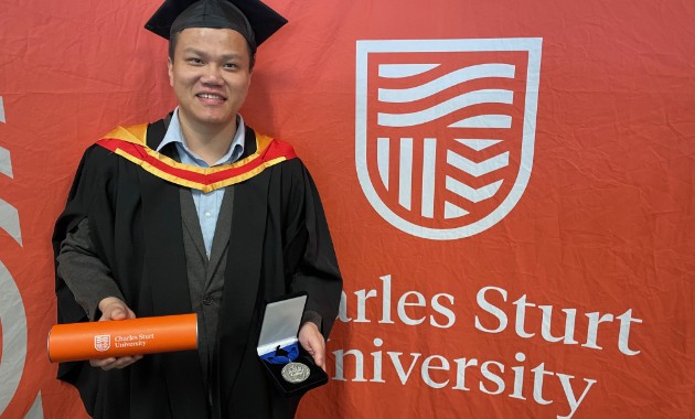 A University Medal for a persevering graduate inspired by his parents