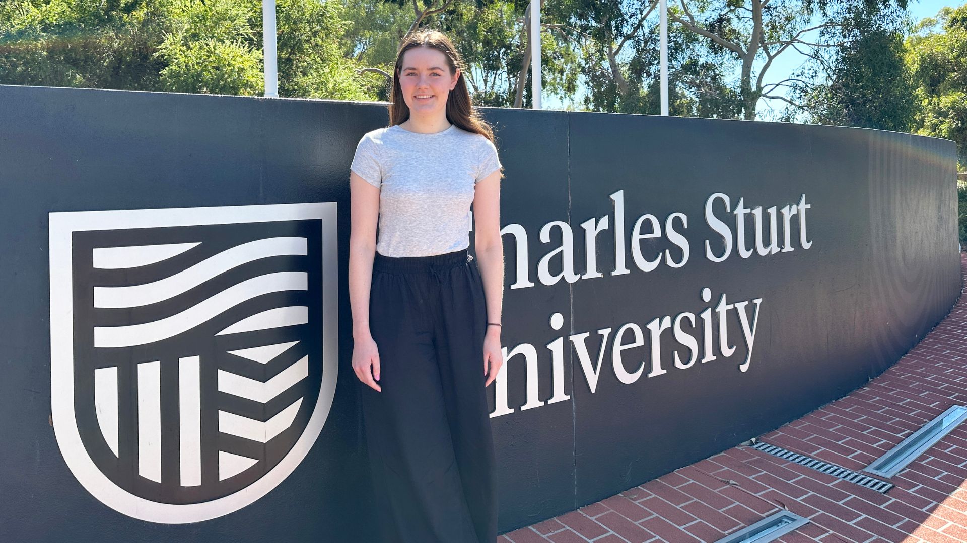 Second-in-state English student stays in regional NSW to chase higher education dreams 
