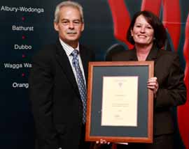 CSU Vice-Chancellor and President Professor Ian Goulter presented Ms Amanda Davies with the 2009 Vice-Chancellor’s Award for Teaching Excellence in a ceremony at CSU at Bathurst.