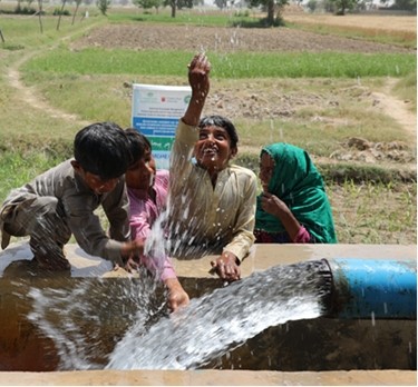 Pakistan children and irrigation water