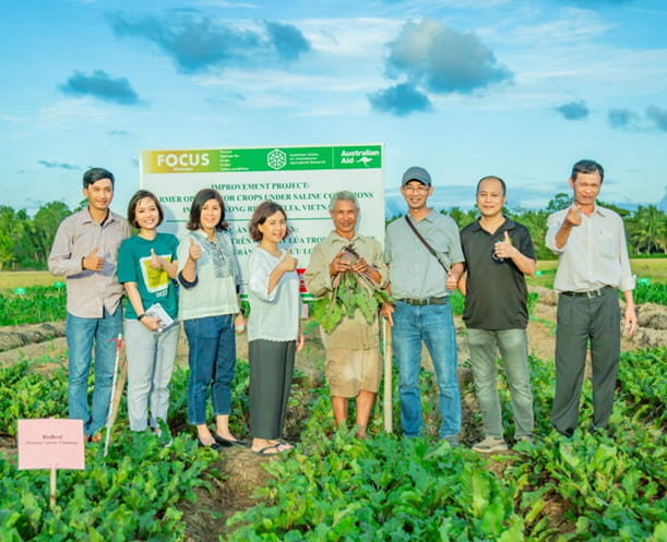 A visit of FOCUS project researchers and ACIAR Vietnam officers to the field trial