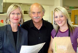 CSU's Professor Gail Whiteford with celebrity chef Ian Parmenter and an Albury TAFE student.